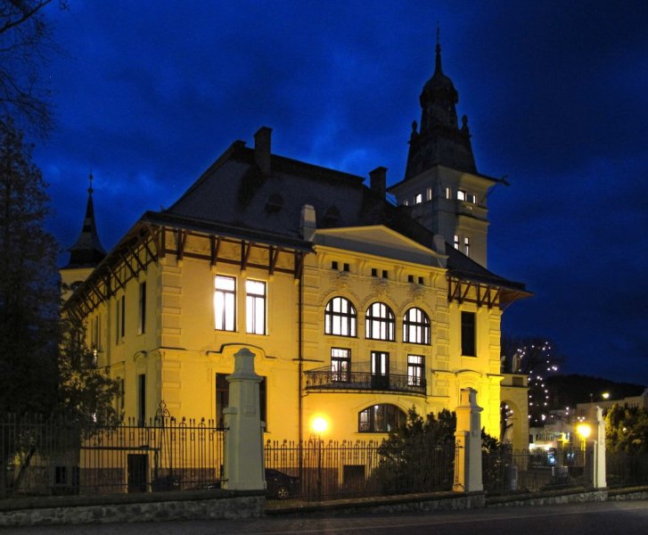 Hernychova vila po setmění